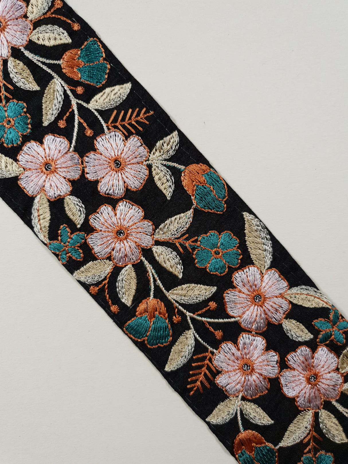 Embroidered Trim - 1 Meter - (ITR-1383)