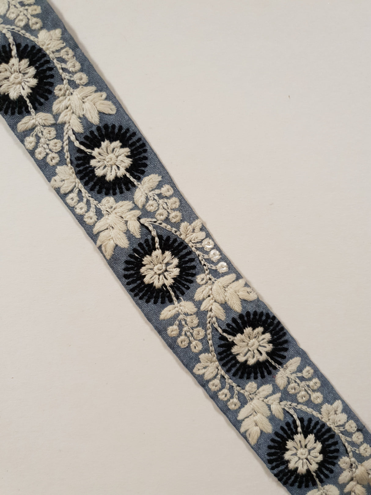 Embroidered Trim - 1 Meter - (ITR-1404)