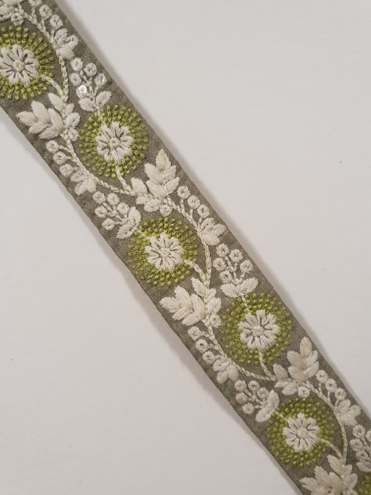 Embroidered Trim - 1 Meter - (ITR-1407)