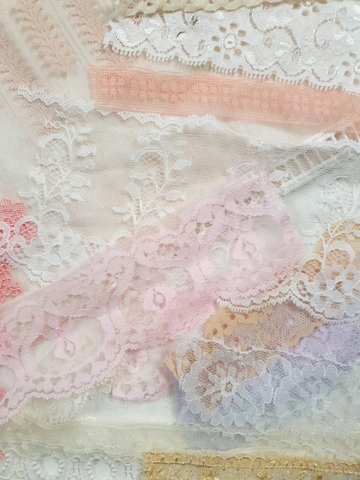 Lace Snippets Pack - 25 Pieces - 1812