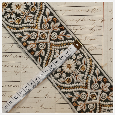 Embroidered Trim - 1 Meter  - (ITR-1039)