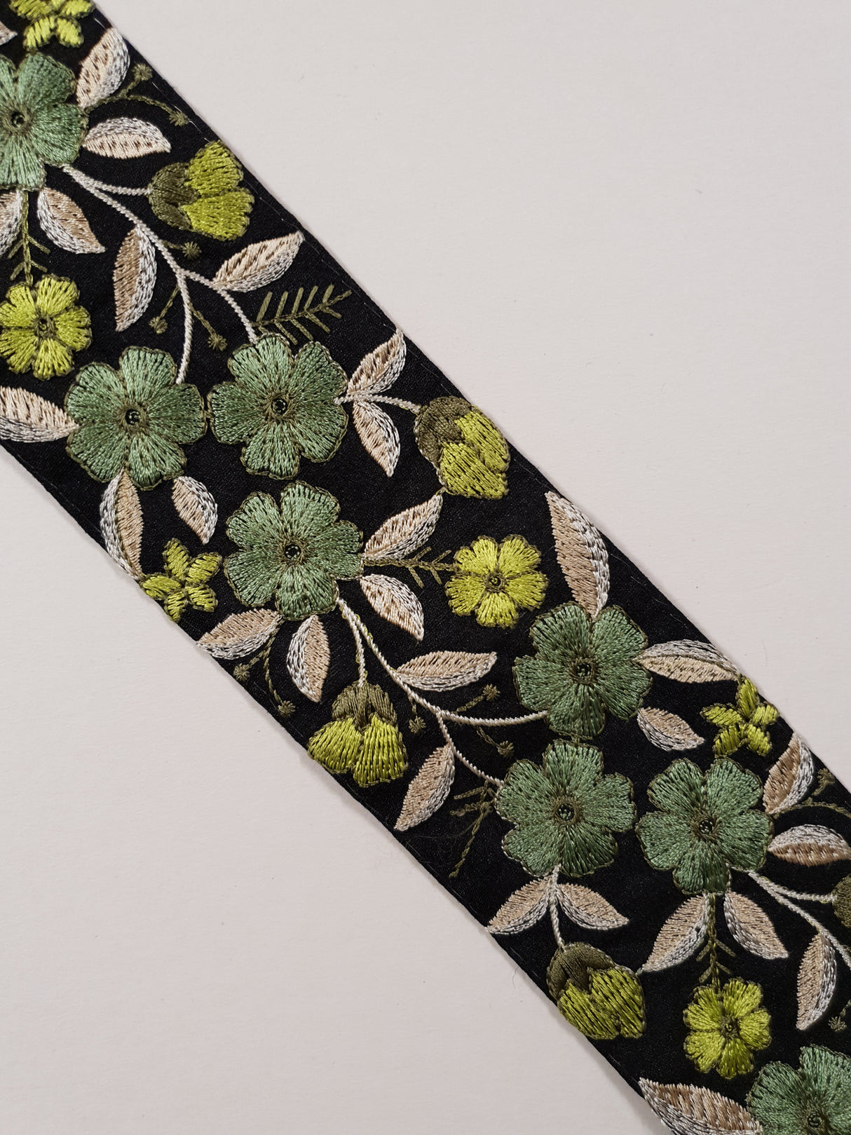 Embroidered Trim - 1 Meter - (ITR-1382)
