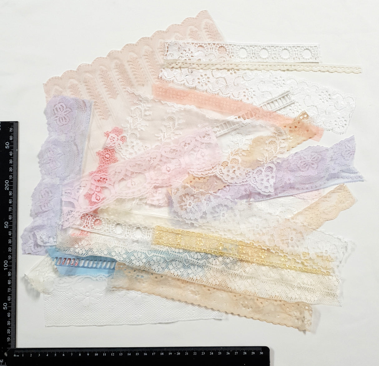 Lace Snippets Pack - 25 Pieces - 1812