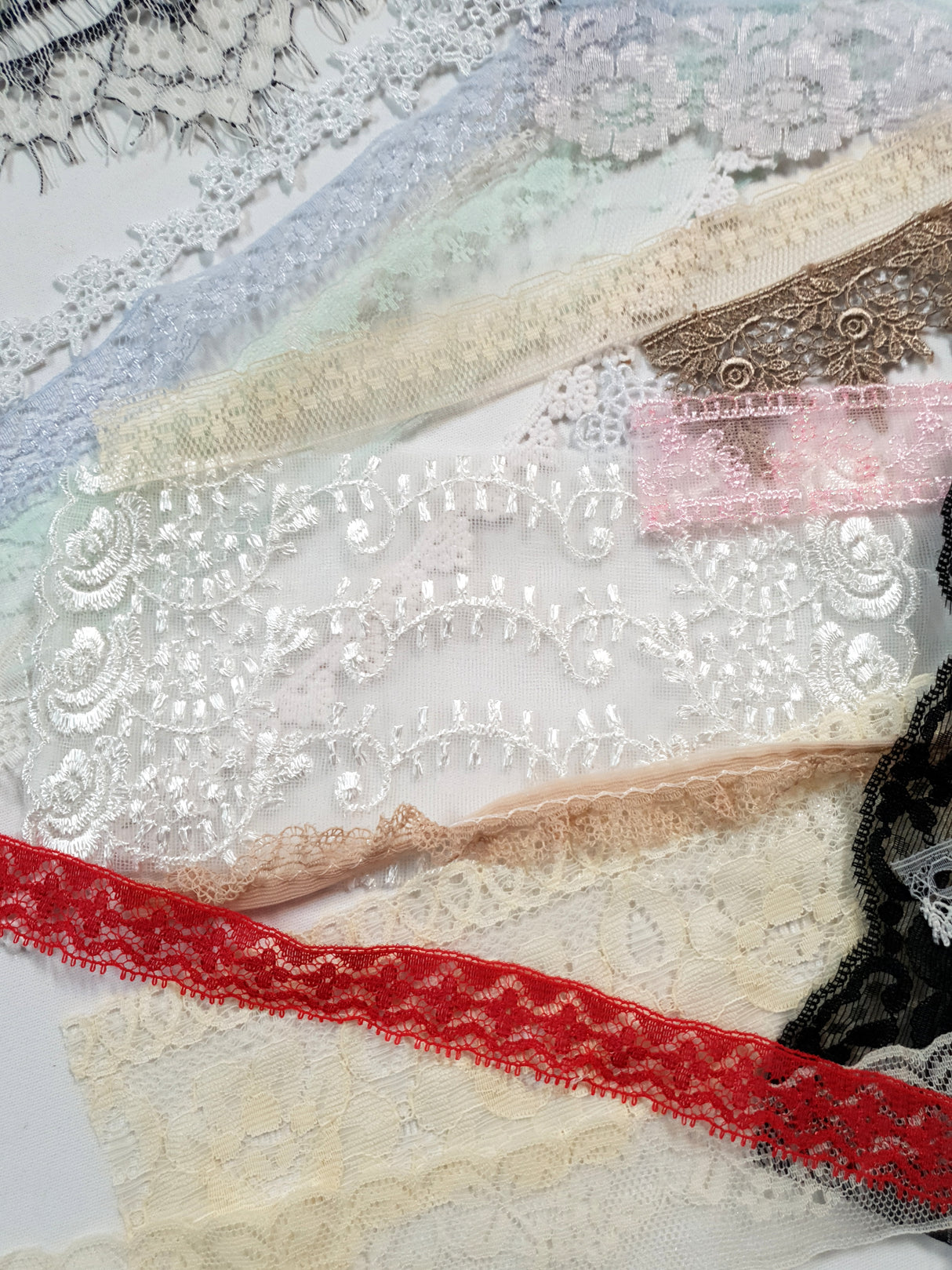 Motherloads Lace Snippets Pack - 25 Assorted Pieces