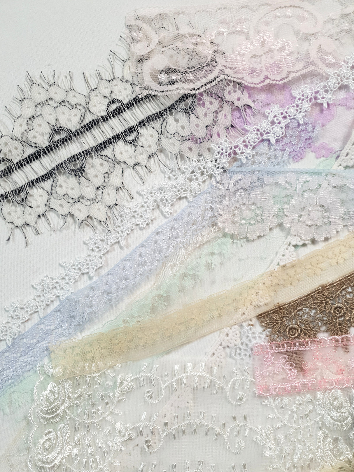 Motherloads Lace Snippets Pack - 25 Assorted Pieces