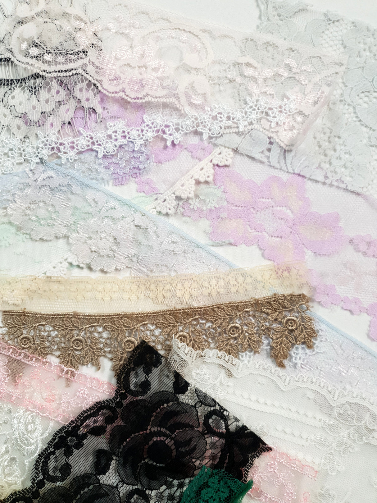 Motherloads Lace Snippets Pack - 25 Assorted Pieces