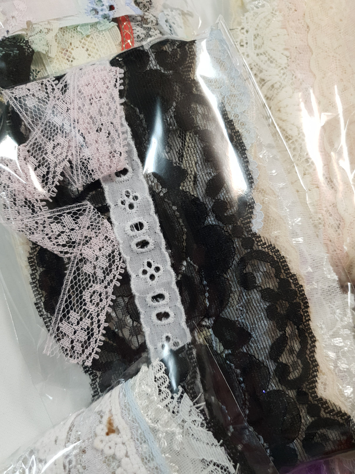 Motherloads Lace Snippets Pack - 25 Assorted Pieces